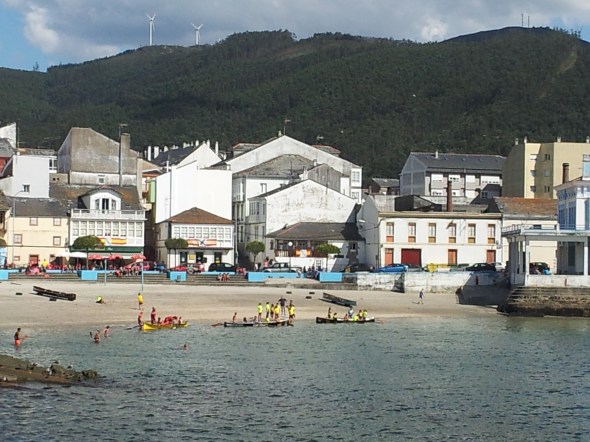 zicht op de vissershaven bij Viveiro; roeiwedstrijden in lokale mini-gigs