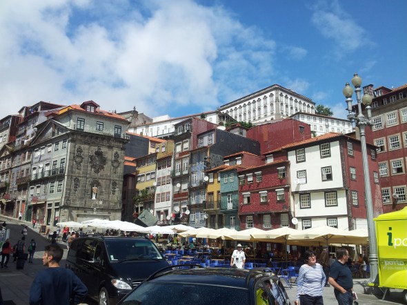 de oude stad van Porto vanaf de oever van de Douro