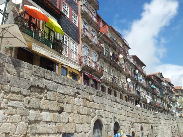 de oude stad van Porto vanaf de oever van de Douro