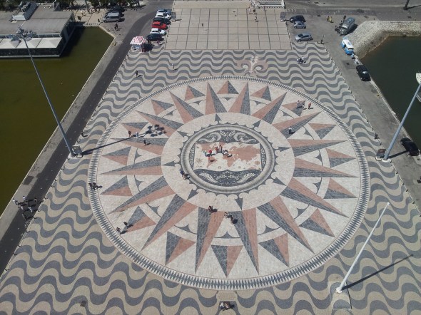 wereldkaart ,et alle Potugese ontdekkingsreizen vanaf het monument