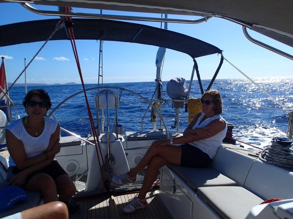 Nadia en Marleen op hun gemak op weg naar La Gomera