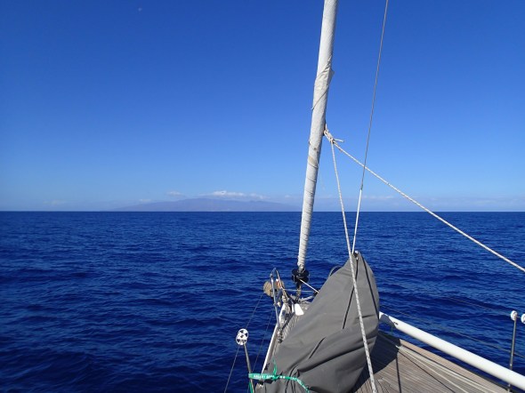 La Gomera al in zicht vanaf vertrek (24 mijl verderop)