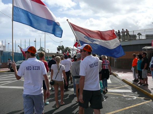 Lennard en Dancker lopen voorop met de vlaggen