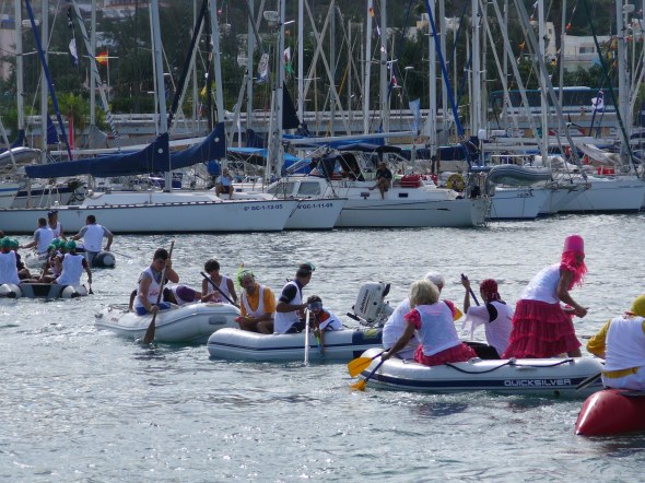 dinghyrace in de haven; erg nat en smerig dus wij deden maar even niet mee...