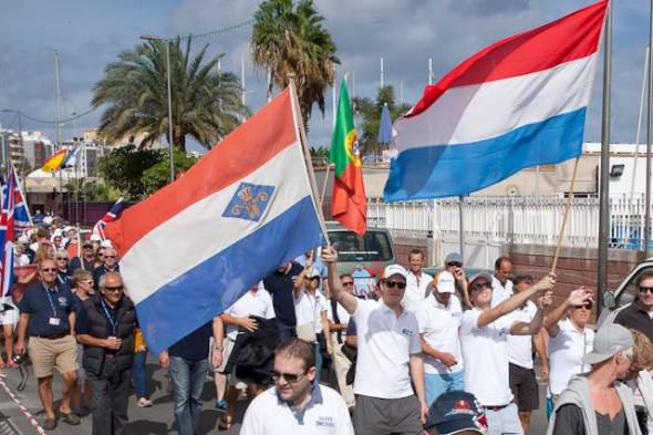 2013-11-17 Openingstocht Muiden vlag