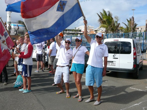 De vlaggendragers van de Nederlandse teams in de ARC optocht