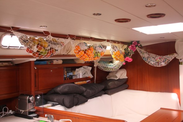 de voorraad vers fruit en groente opgeruimd in de kajuit