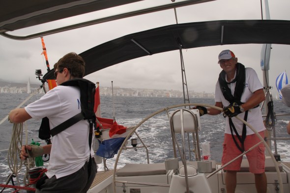 direct na de start komt er een flinke squall over