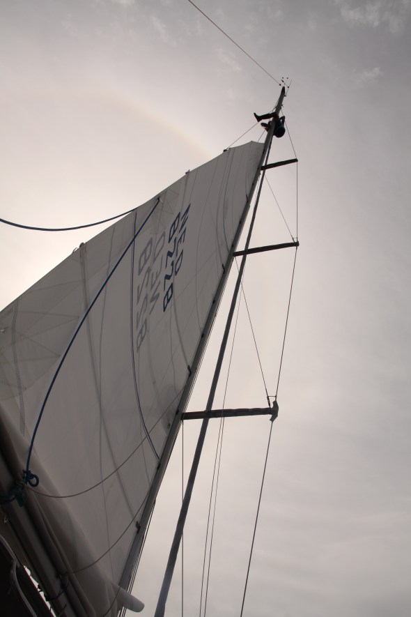 Lennard in de mast middenop de oceaan