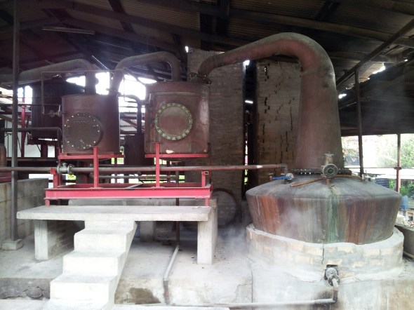 koperen destillatie-installatie anno 1794om rum te maken