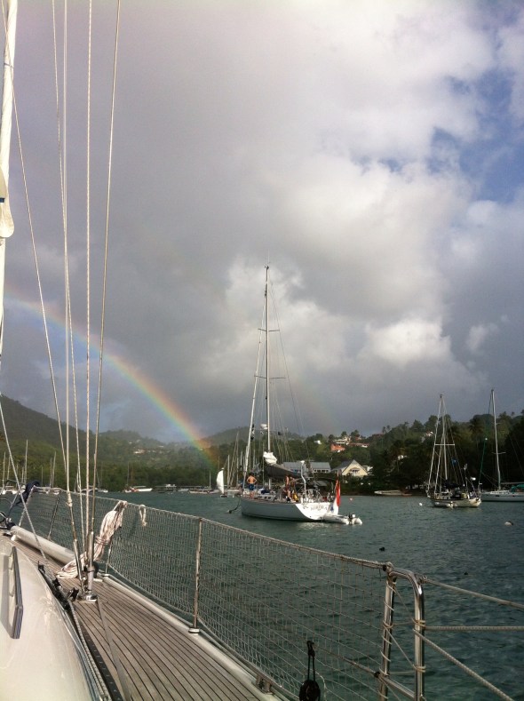 de Aurora onder de regenboog in Marigot Bay (vanaf het dek van de Blue Runner)