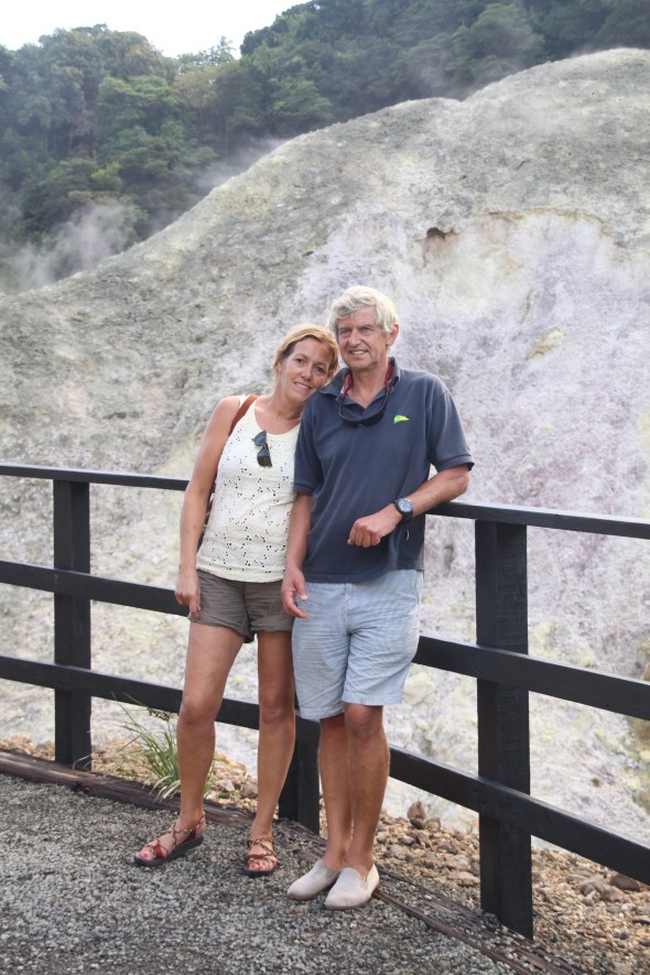 in de "enige drive-in vulkaan ter wereld" op Saint Lucia; zwavelbronnen op de achtergrond