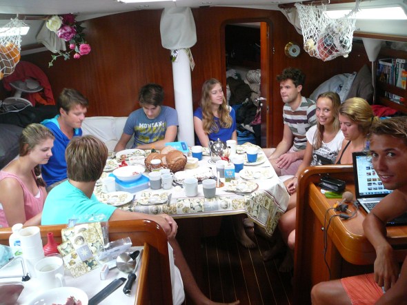 kerstontbijt op de Aurora. Buiten plenst het