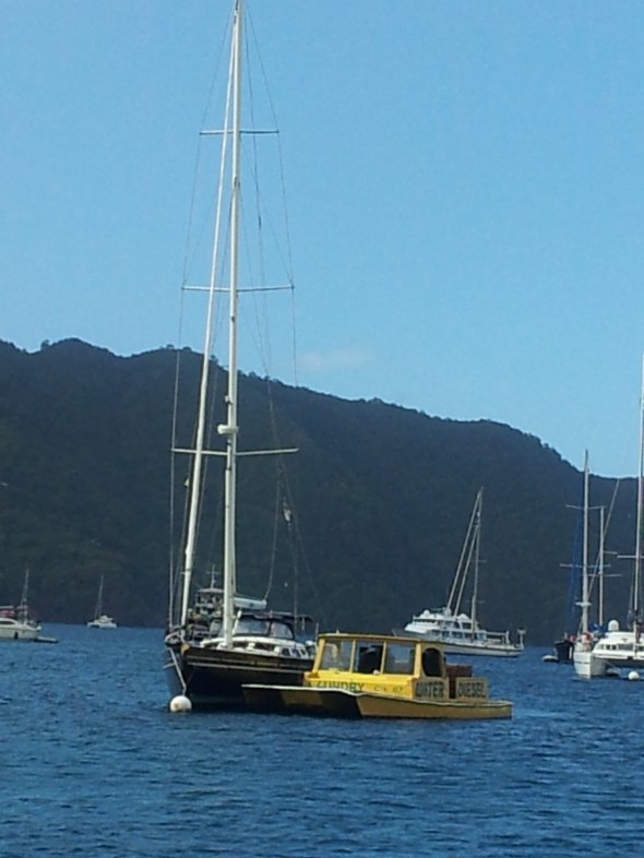 Daffo's waterboot naast de Winsurf van Marianne