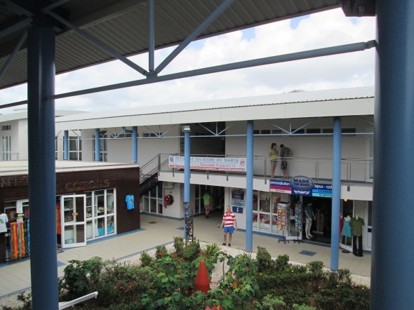 hypermodern maar wat onpersoonlijk haven- en winkelcentrum in le Marin