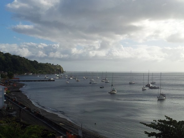 ankeren bij St Pierre, dat in 1902 door een orkaan is verwoest