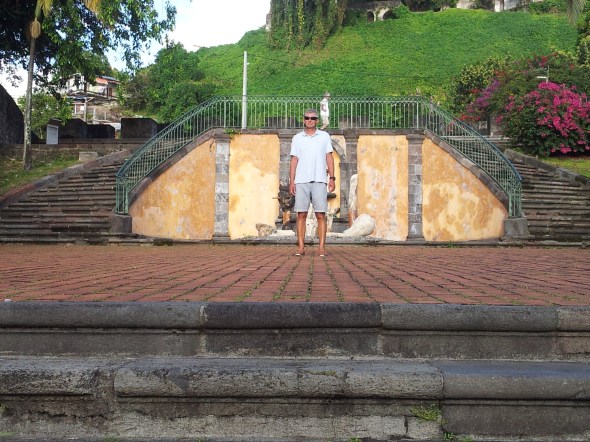 de ruines van de verwoeste schouwburg van St Pierre.