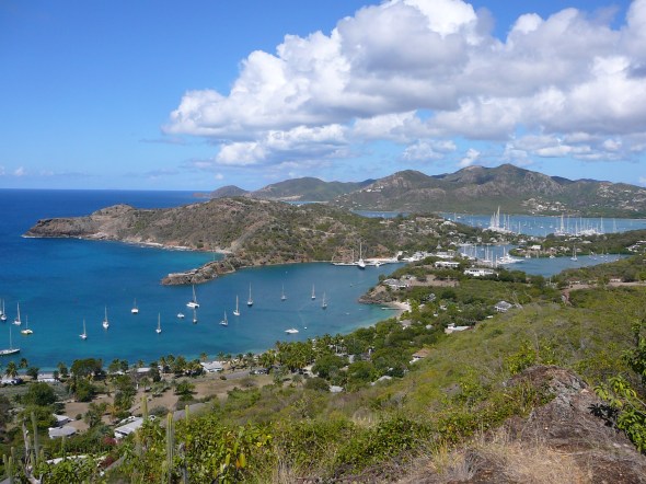 English Harbour (baai op de voorgrand) met Nalsons Dockyard en Falmouth harbour (baai op de achtergrond)