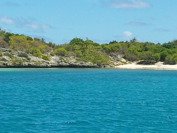 met het strand van Green Island voor onze boeg