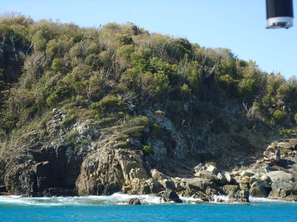 ankerbaai op St Barths (Anse de Colombier) waar de deining achter de boot stukslaat op de rotsen