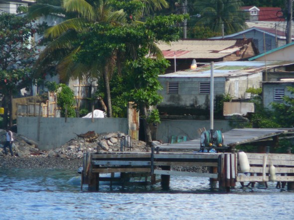 dinghydock in Roseau met daarachter restaurantje en rumpunchbar