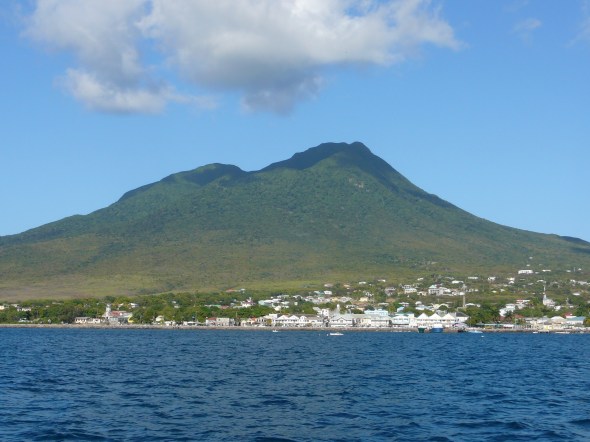 Charlestown, de hoofdstad van Nevis, vanaf het water