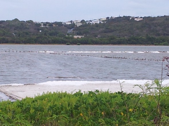 zoutmeer achter het strand van Road Bay - wordt niet meer gebruikt voor zoutwinning