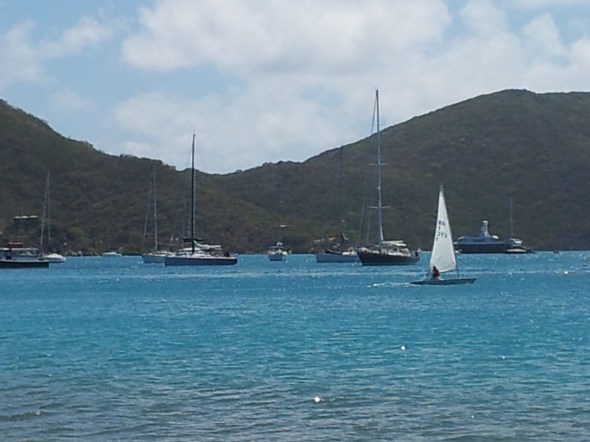 de North Sound waar we aan een mooring liggen