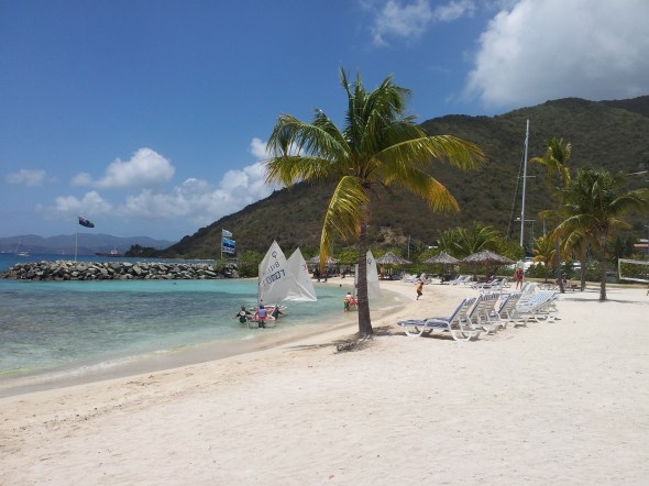 en strand op de voorgrond