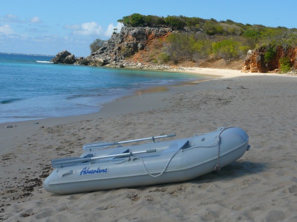 strand van Tintamarre met onze bijboot