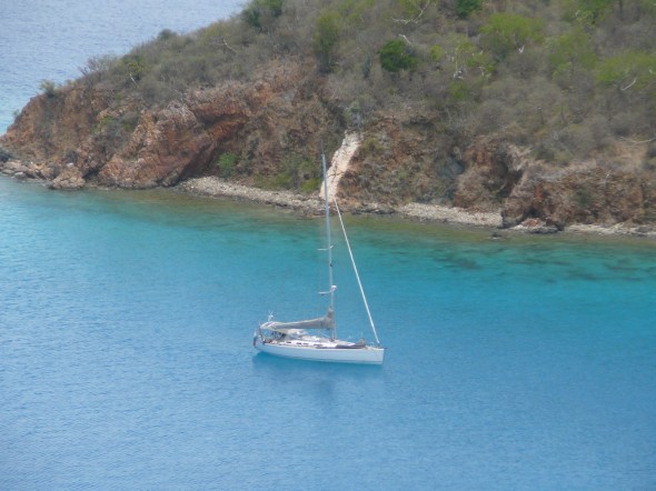 Aurora voor anker in Benures Bay