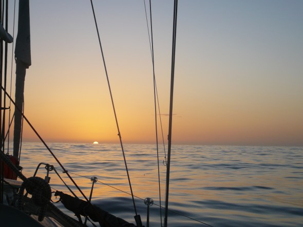 Aurora Atlantis in de windstilte na het spinnakeren