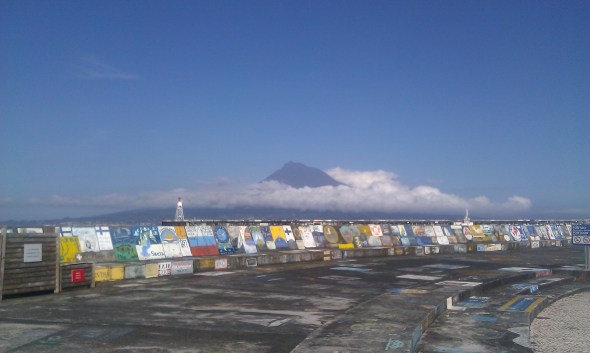 kademuur met beroemde schilderingen van alle jachten die hier ooit kwamen. Moeten we ook bij!