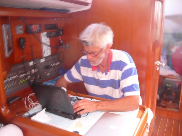 de eerste stuurman tevens hulpnavigator bestudeert de gribfiles