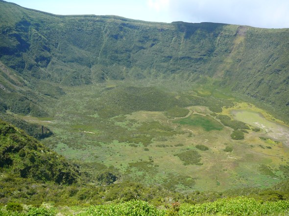 de krater van de vulkaan op Horta