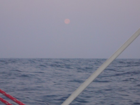 de maan komt op in het oosten