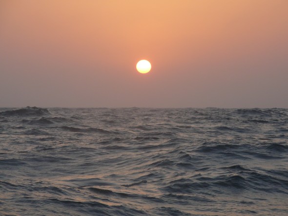 tegelijk gaat de zon onder in het westen