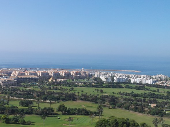 Zicht op Almerimar vanaf de heuvels erboven