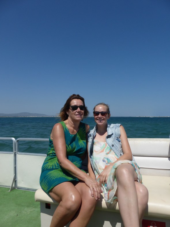 moeder en dochter op het bootje bij Faro op de Ria Formosa