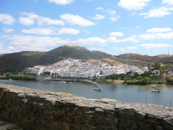 Alcoutim bekeken vanaf de spaanse oever