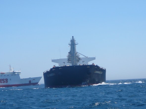 een sufferd wil precies op onze rhumbline voor anker gaan..... toch maar even oploeven dus