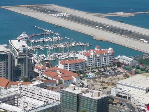 De jachthaven naast het vliegveld