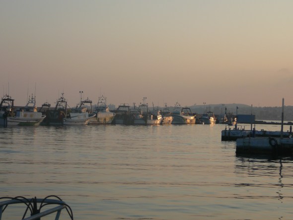 de vissershaven van Caleta de Velas bij zonsondergang