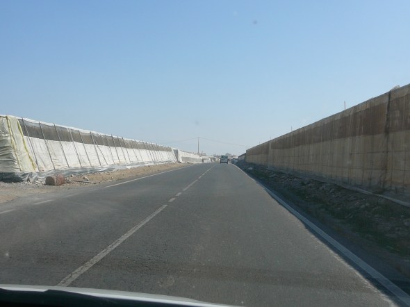 eindeloze serie van plastic groentekassen