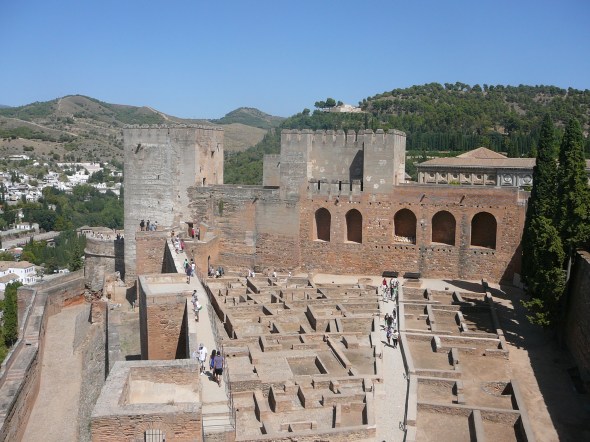 Alcazaba van Granada met op de achtergrond de Generalife ; het witte gebouw (recreatiegebied van de koningen)