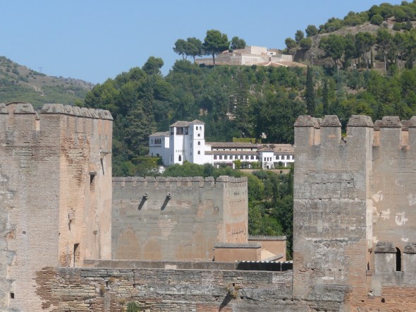 Alcazaba met op de achtergrond de Generalife, het witte gebouw bij de tuinen en recreatiegebied van de koningen