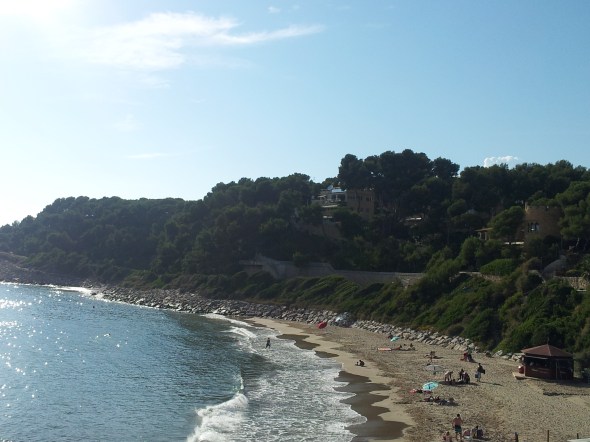 strandje buiten de haven, mooi huizen erboven