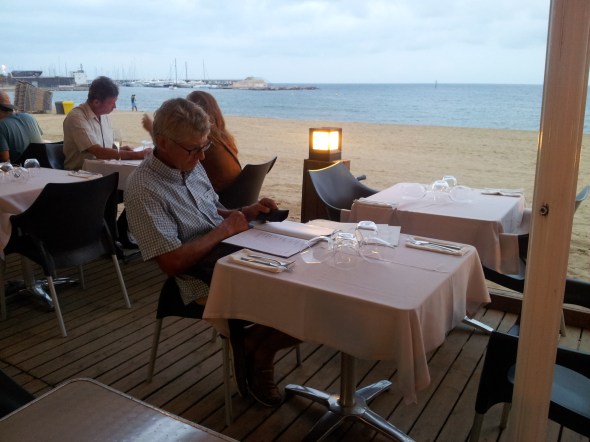 diner aan het strand van Barcelonetta