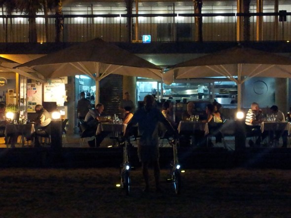 over het strand met de vouwfiets naar de boot