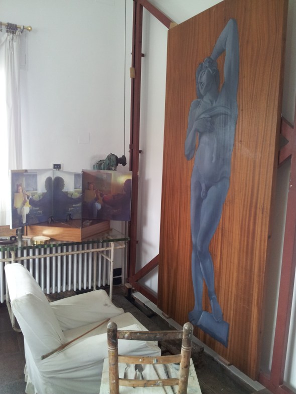 atelier van Dali waar hij op latere leeftijd zittend schilderde en het werk op en neer kon bewegen